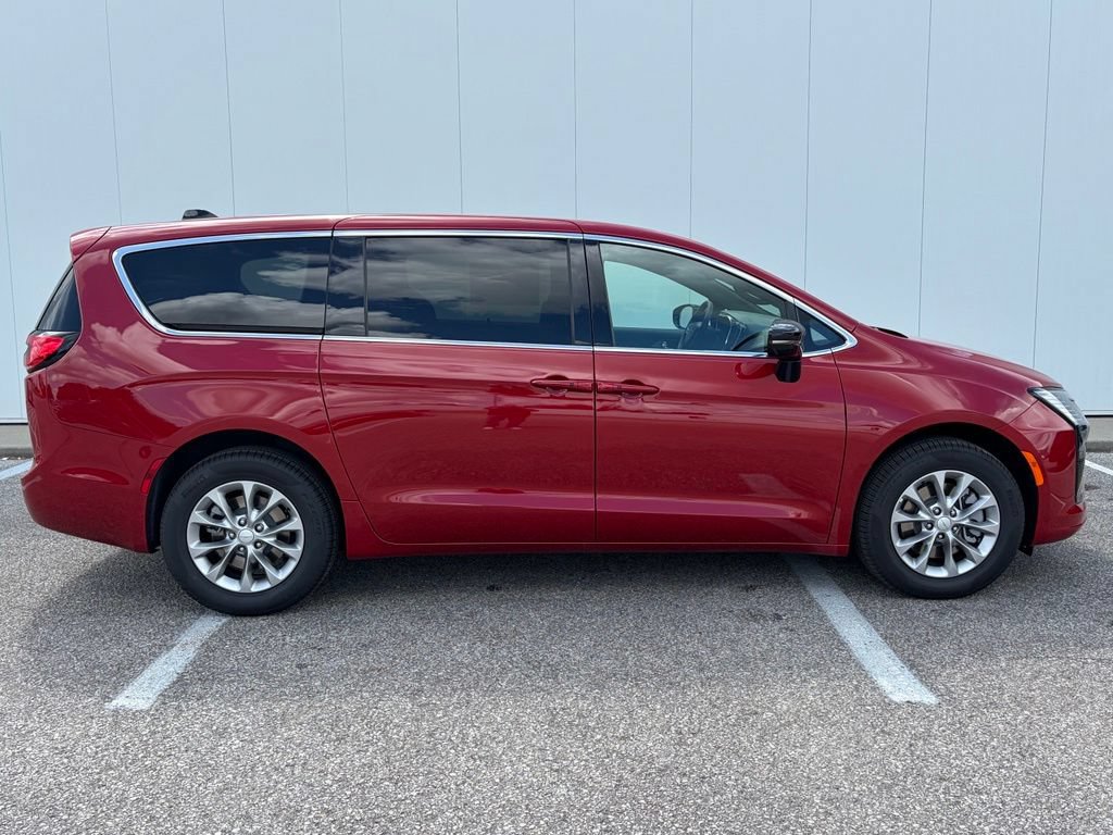 New 2027 Chrysler Pacifica Select w/ Family Tech Group AWD/4WD image 6