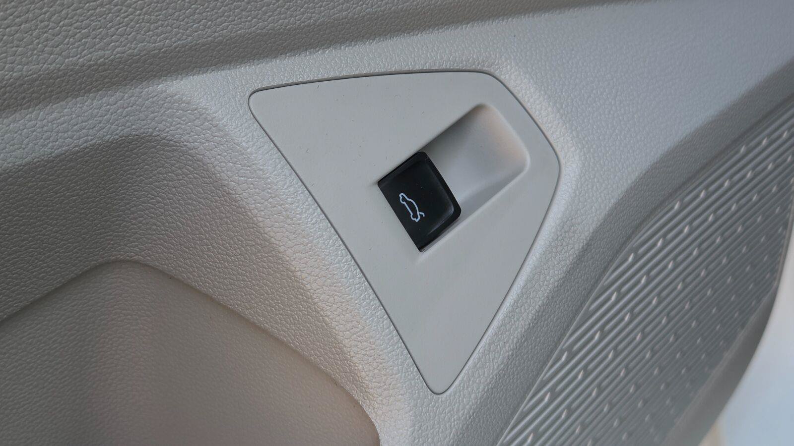 Certified 2025 Volkswagen Jetta SE w/ Sunroof Package FWD image 22