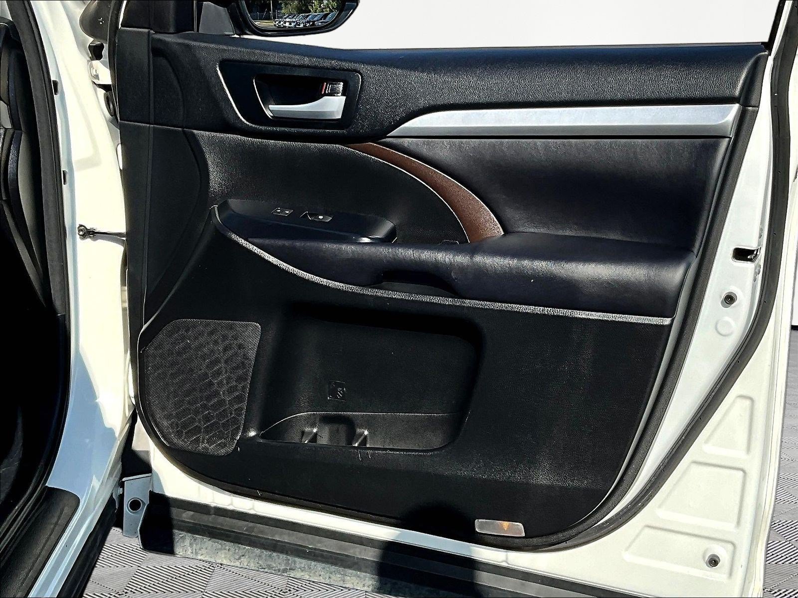 Used 2018 Toyota Highlander XLE AWD/4WD image 29