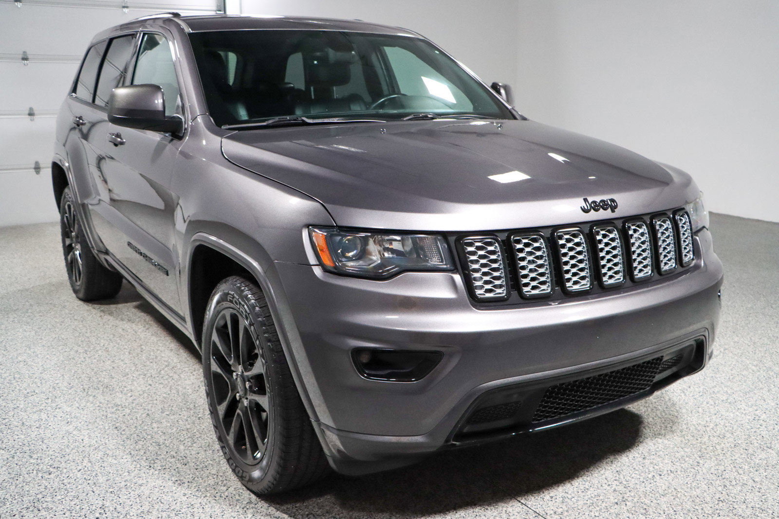 Used 2018 Jeep Grand Cherokee Altitude image 5
