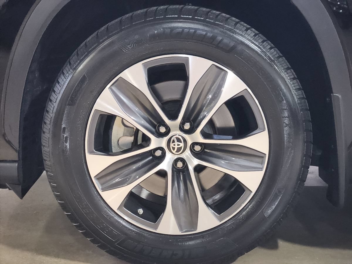 Used 2022 Toyota Highlander XLE FWD image 18