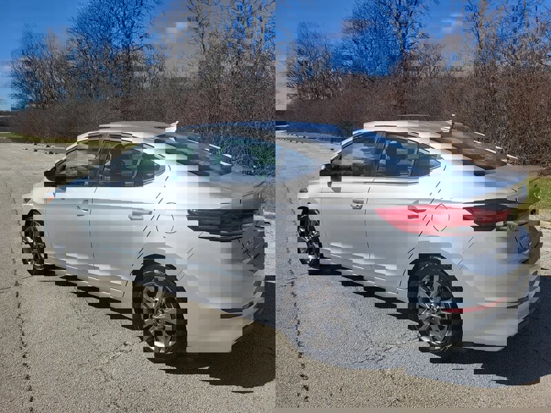 Used 2017 Hyundai Elantra SE image 3