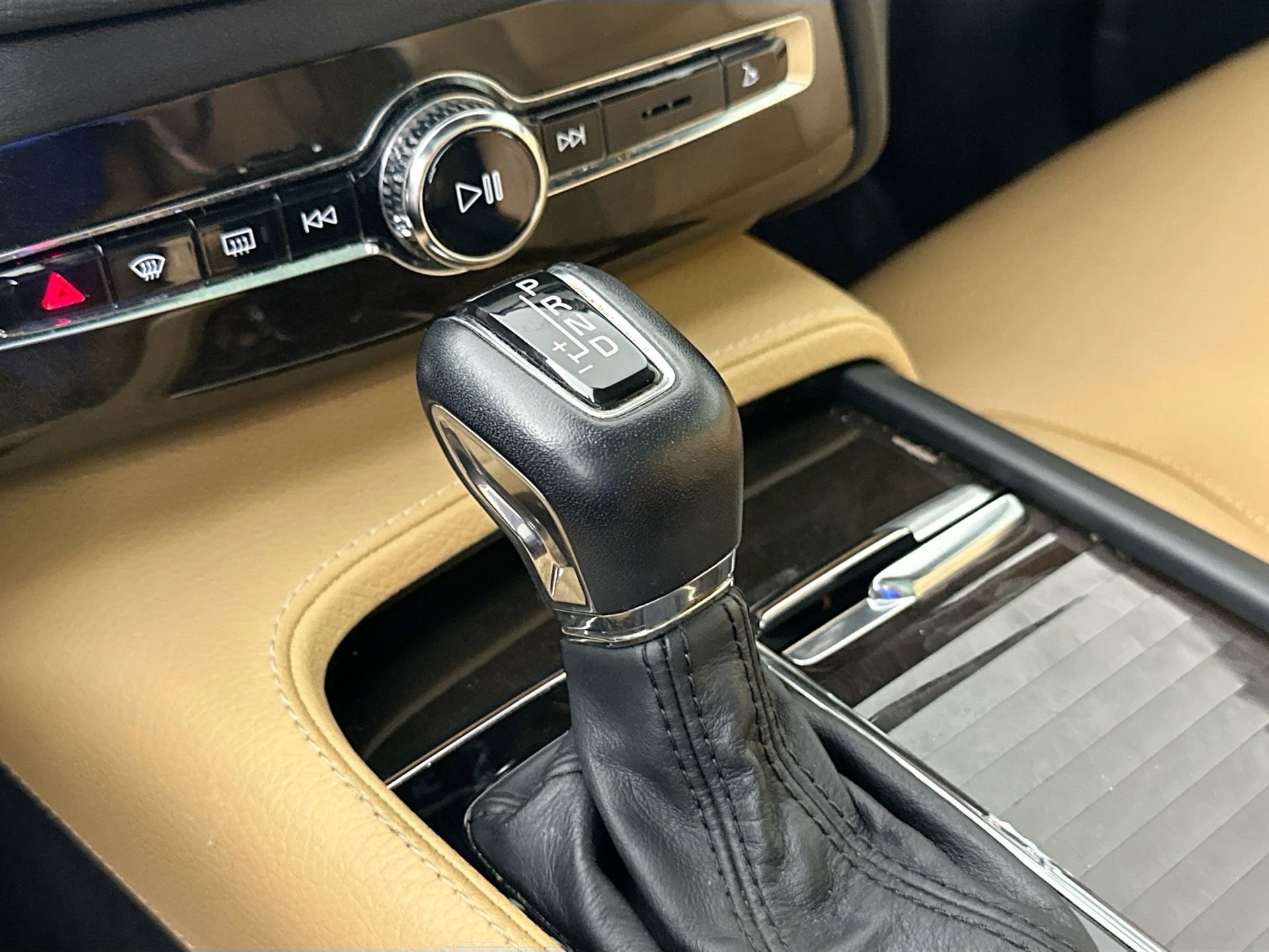 Used 2018 Volvo XC90 T6 Momentum w/ Convenience Package image 17