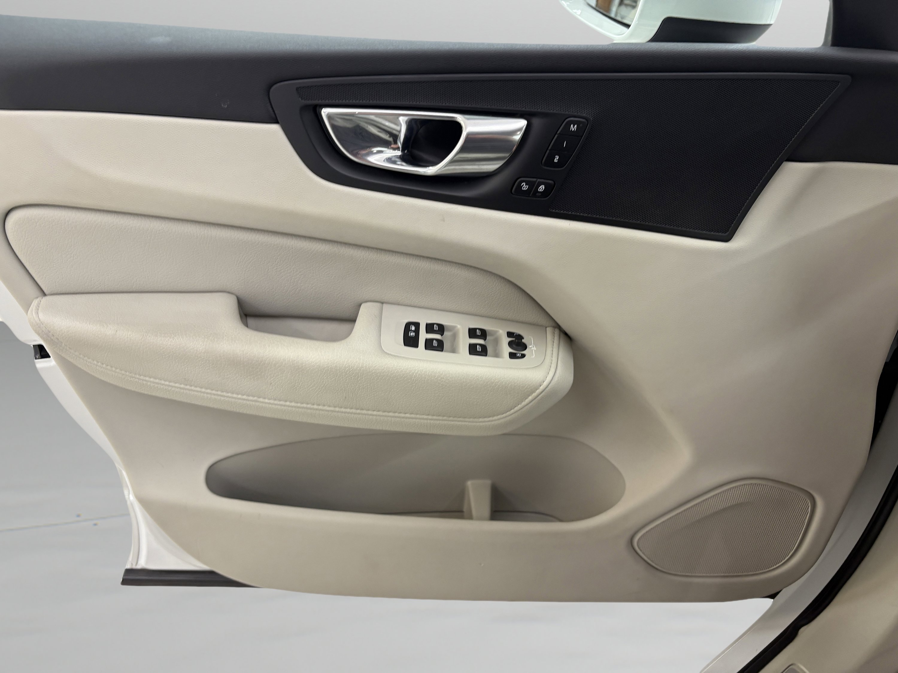 Used 2022 Volvo XC60 B5 Momentum image 26