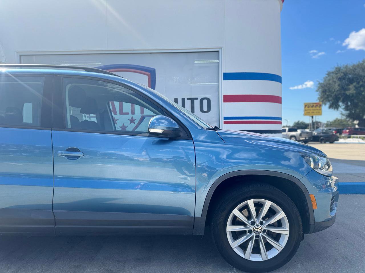 Used 2017 Volkswagen Tiguan Limited w/ Premium Package image 18