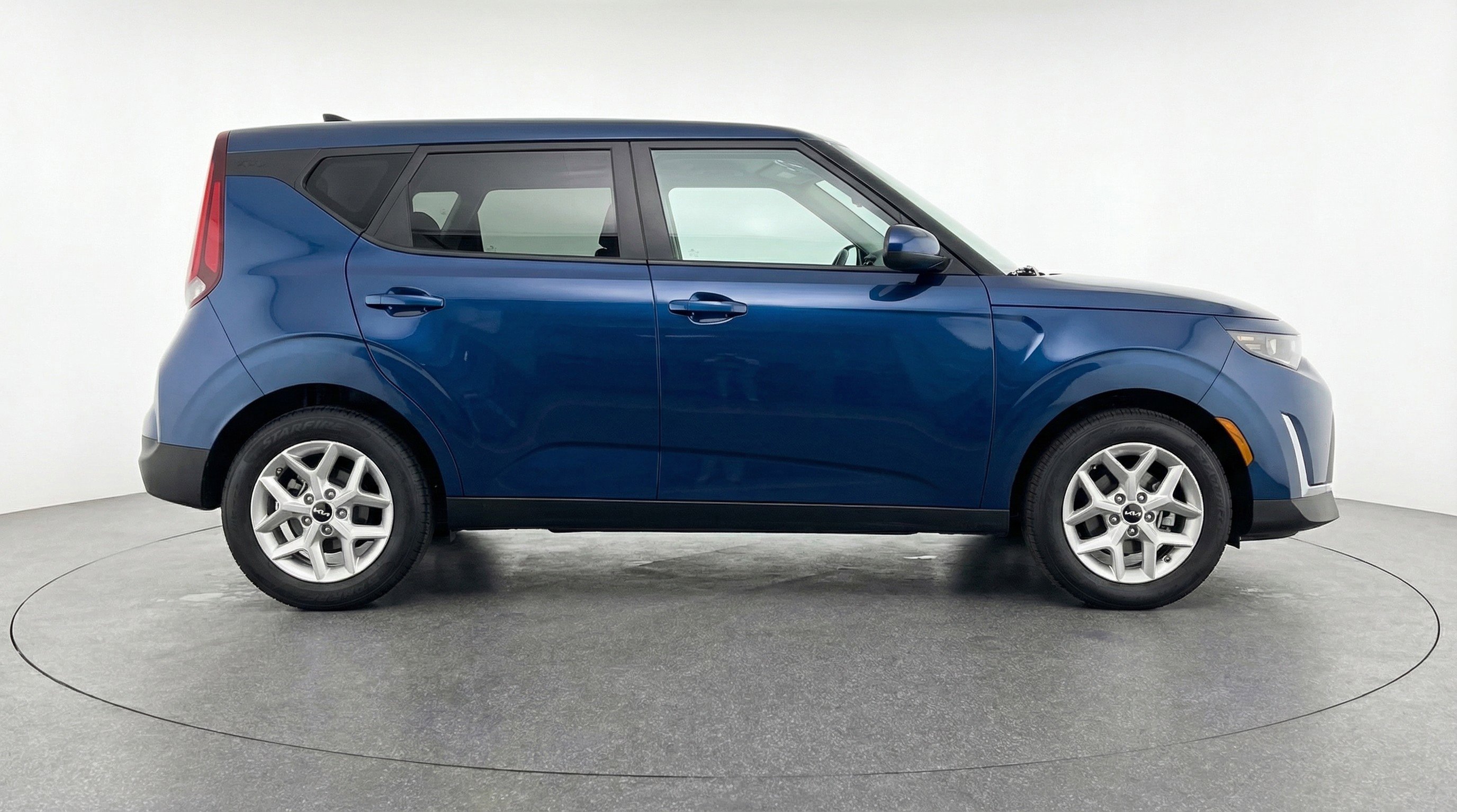 Used 2025 Kia Soul LX w/ LX Technology Package FWD image 11