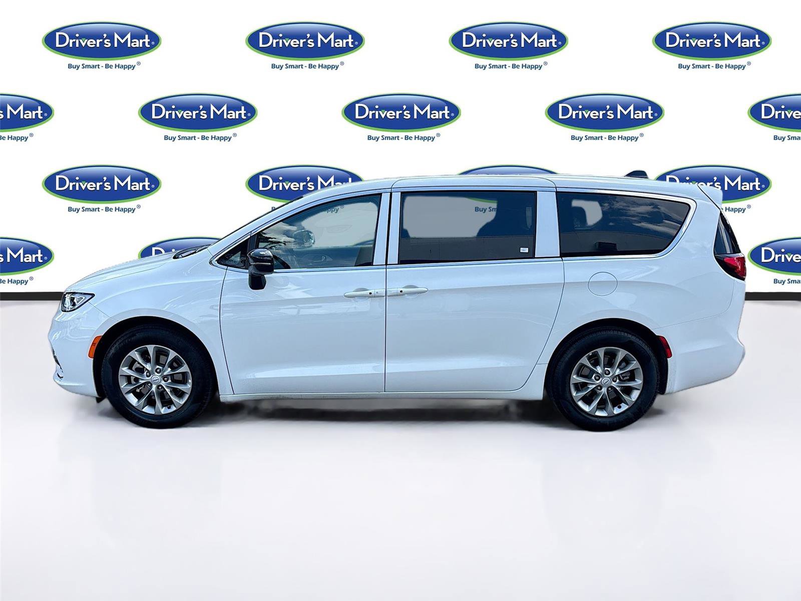 Used 2026 Chrysler Pacifica Limited FWD image 4