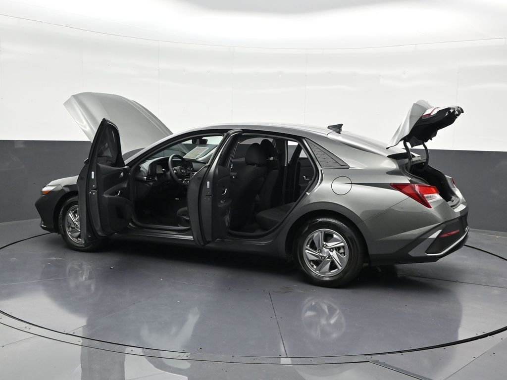 Used 2025 Hyundai Elantra SE image 34