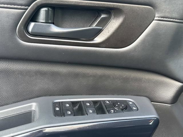 Used 2025 Nissan Pathfinder SV FWD image 25