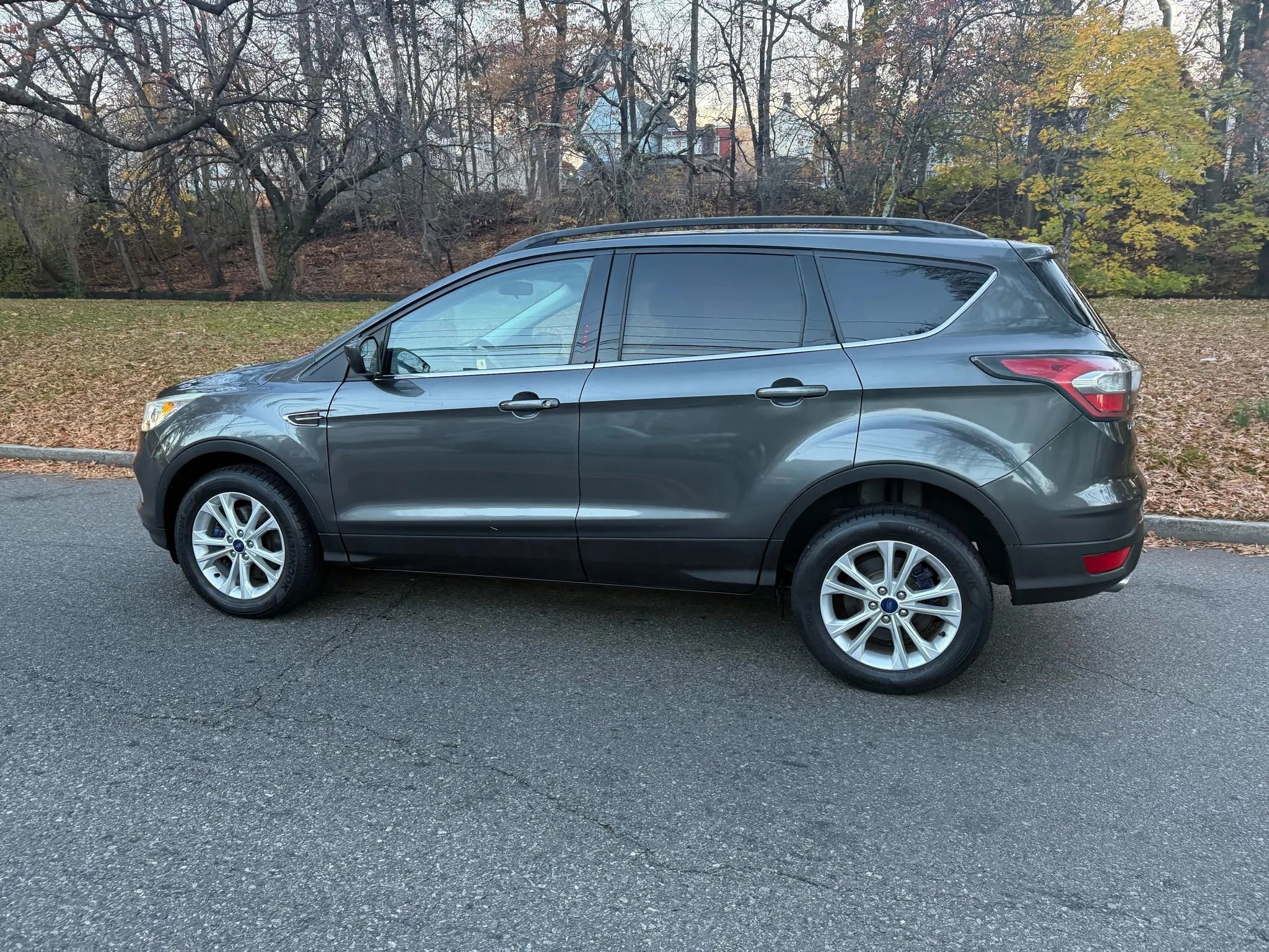 Used 2017 Ford Escape SE w/ Equipment Group 201A image 4