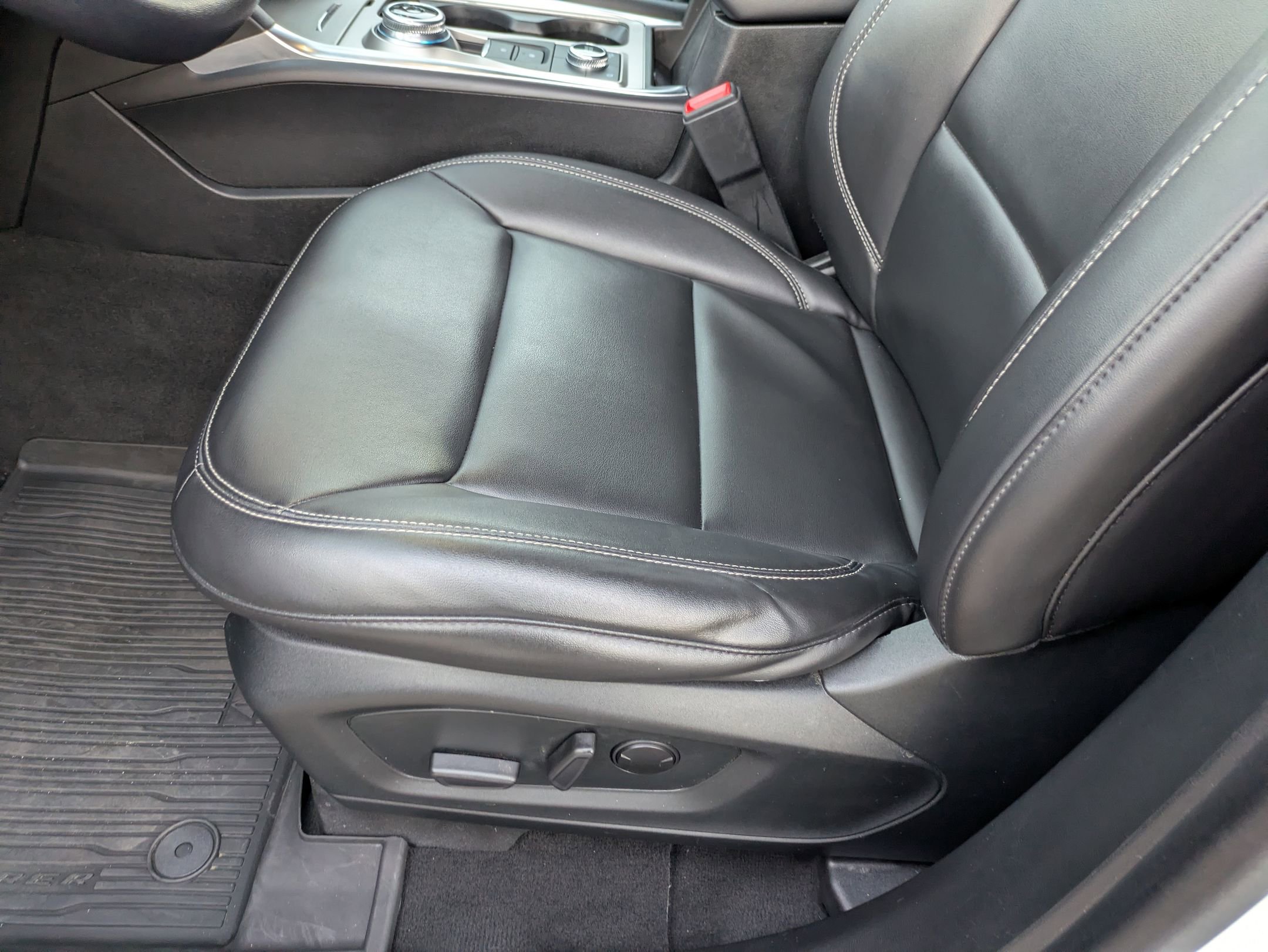 Certified 2022 Ford Explorer XLT w/ Equipment Group 202A image 13