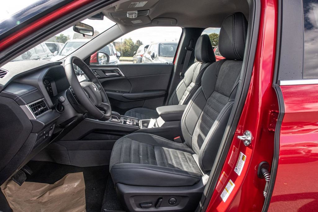 New 2025 Mitsubishi Outlander 4WD Plug-In Hybrid image 28