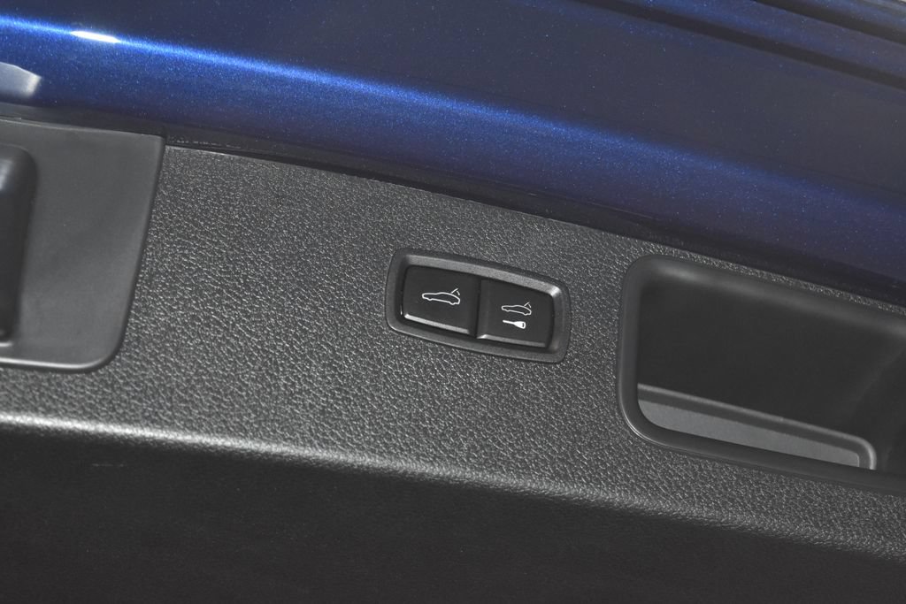 Certified 2025 Porsche Macan AWD/4WD image 34