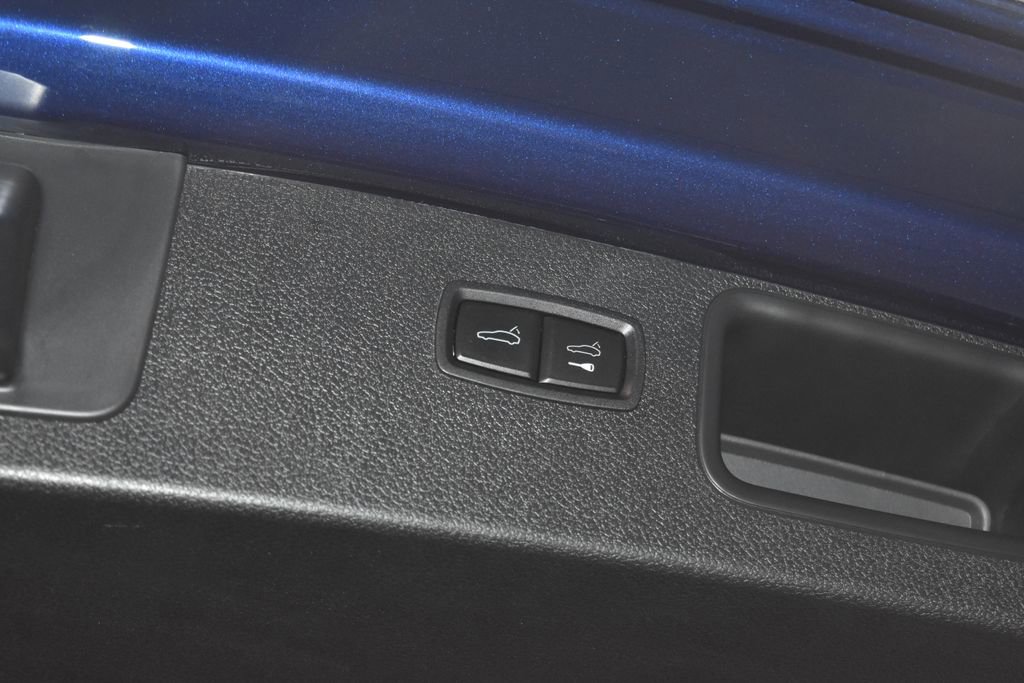 Certified 2025 Porsche Macan image 34