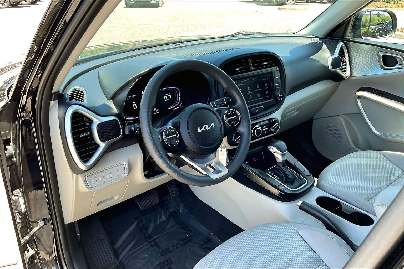 Used 2025 Kia Soul LX FWD image 13