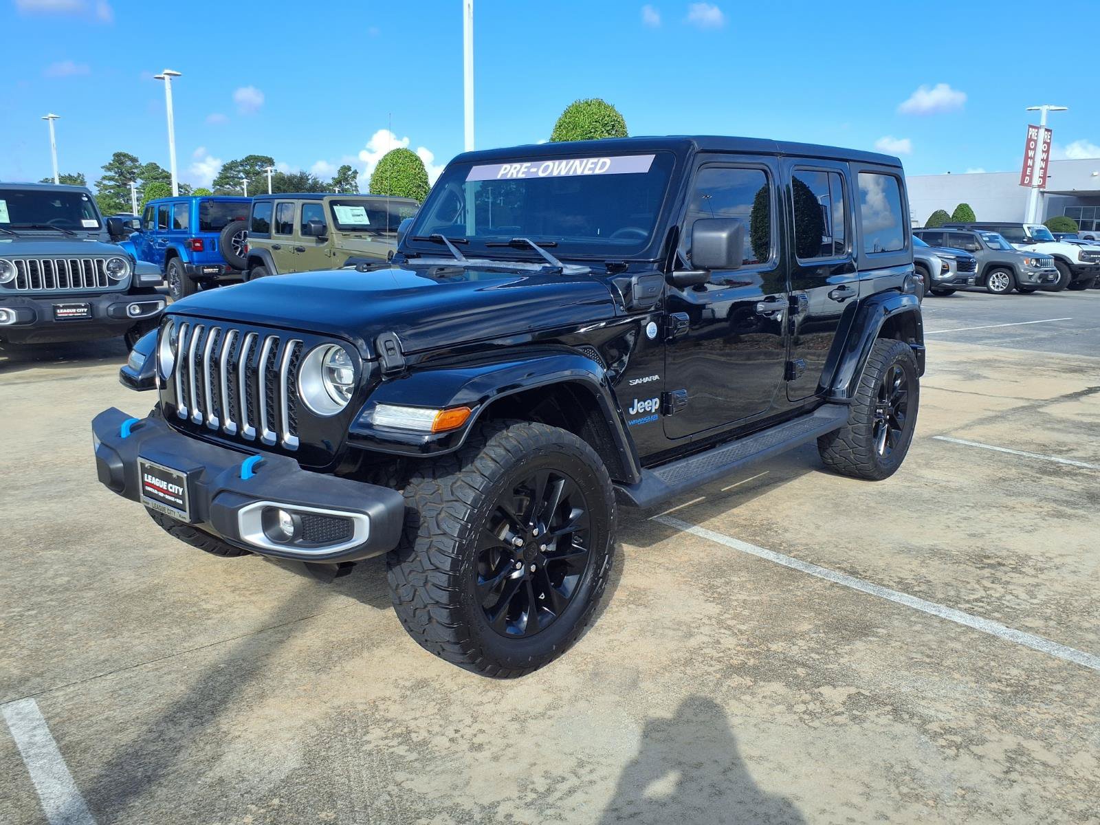 Used 2022 Jeep Wrangler Unlimited Sahara w/ Cold Weather Group AWD/4WD image 3