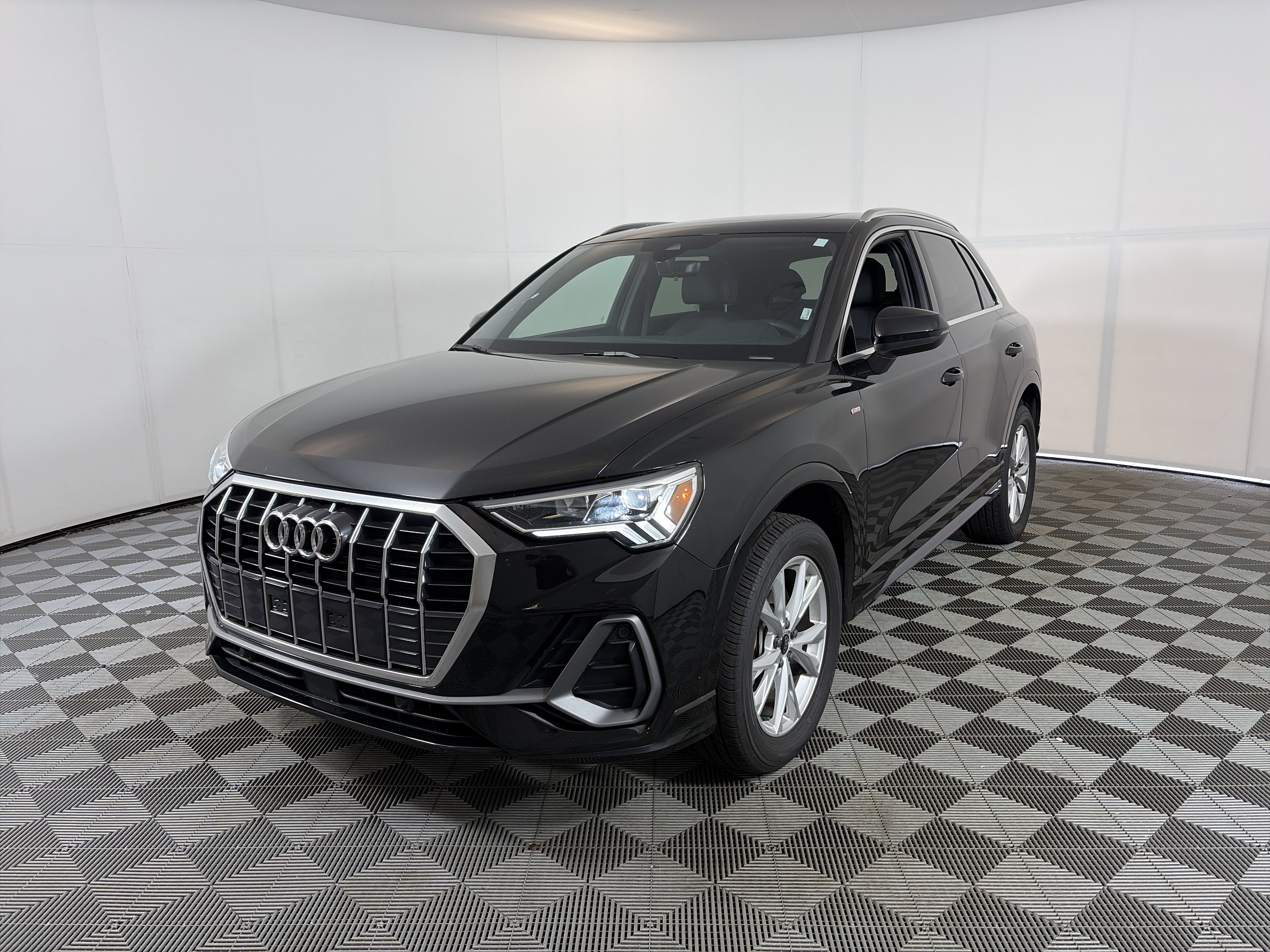Used 2025 Audi Q3 2.0T Premium AWD/4WD image 2