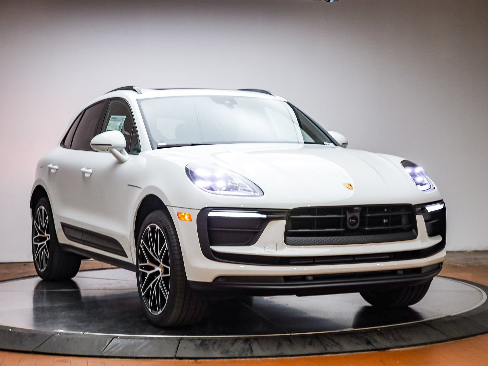 Certified 2026 Porsche Macan AWD/4WD image 14