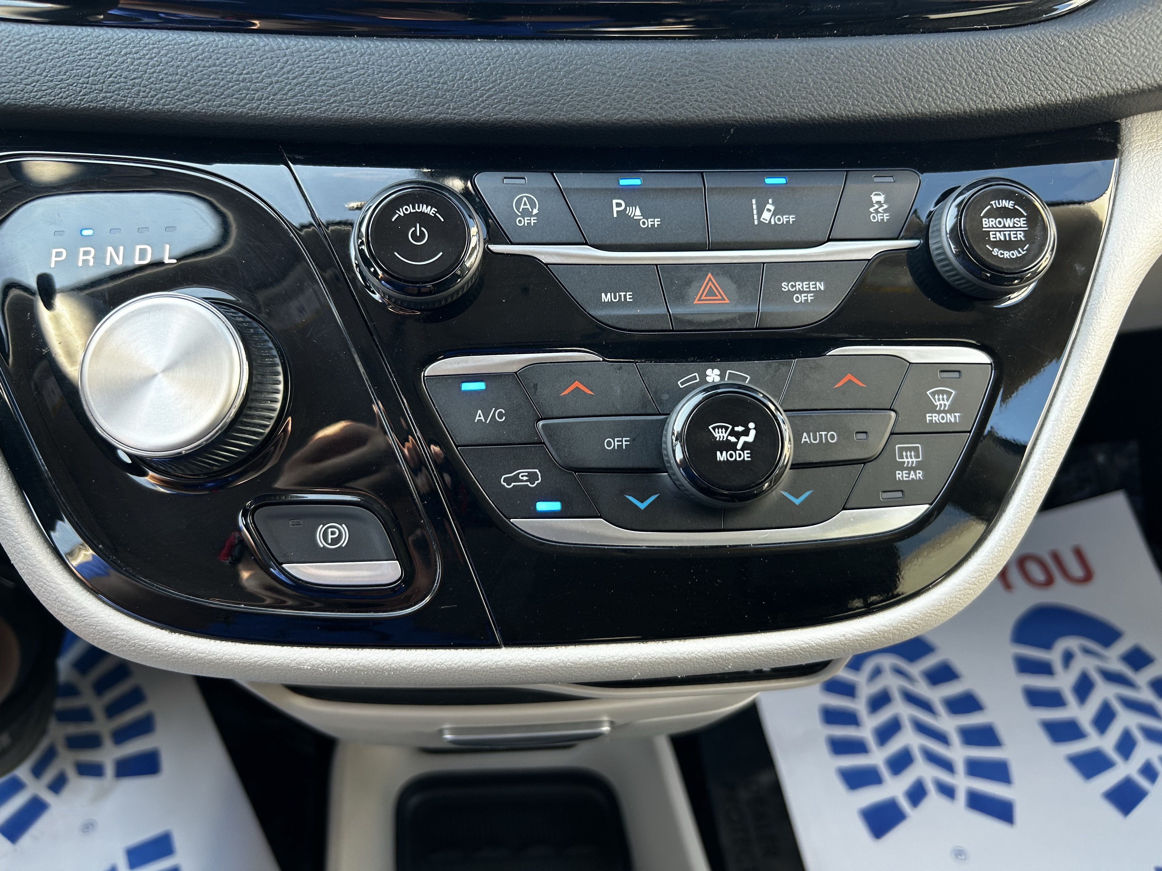 Used 2023 Chrysler Pacifica Touring-L FWD image 31