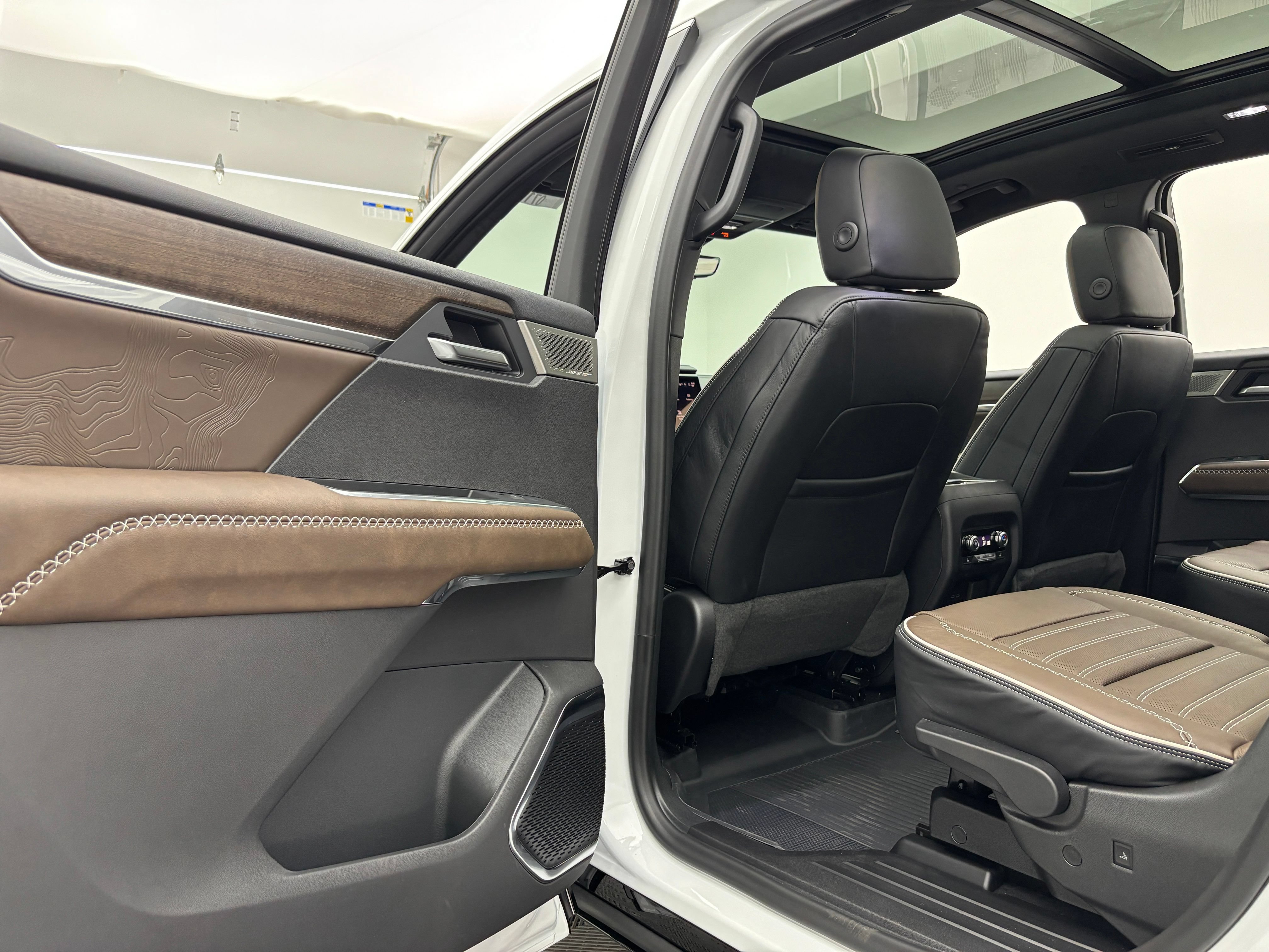 New 2026 GMC Acadia Denali Ultimate w/ LPO, Floor Liner Package AWD/4WD image 45