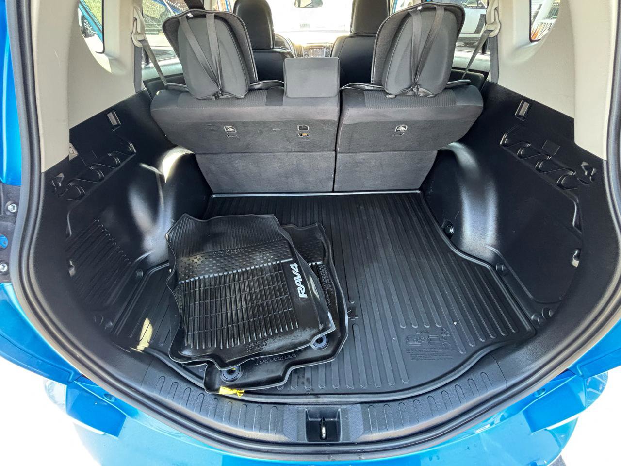 Used 2018 Toyota RAV4 LE w/ All Weather Liner Package AWD/4WD image 21