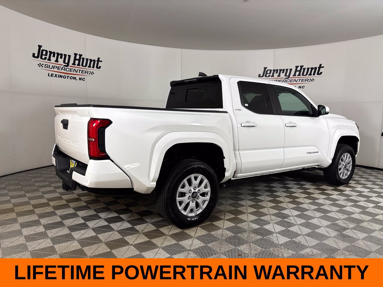Used 2024 Toyota Tacoma SR5 AWD/4WD image 6