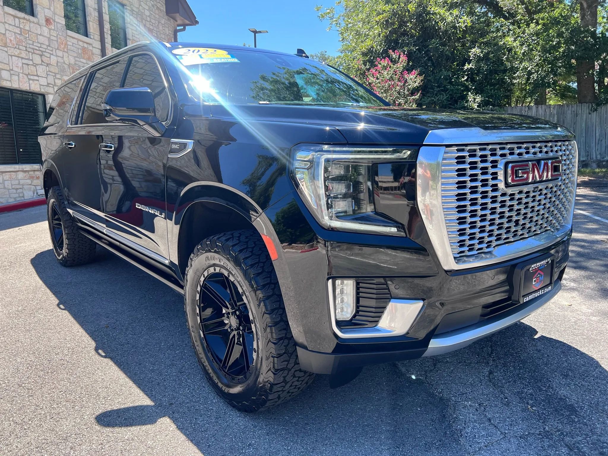 Used 2021 GMC Yukon XL Denali w/ Denali Premium Package image 3