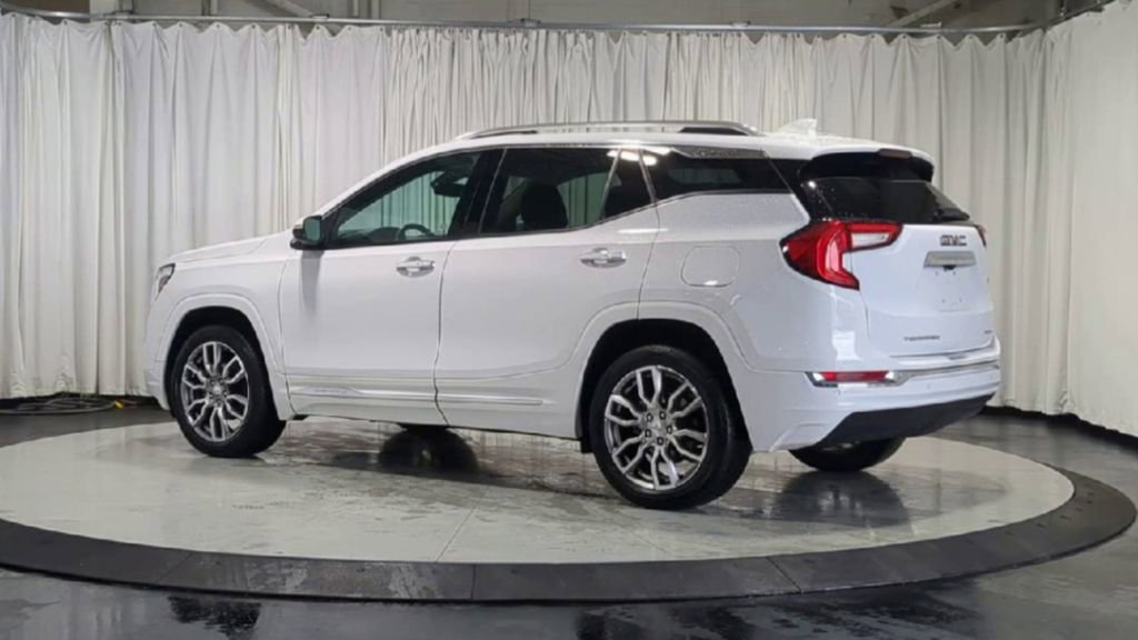 Used 2023 GMC Terrain Denali w/ Denali Premium Package AWD/4WD image 8