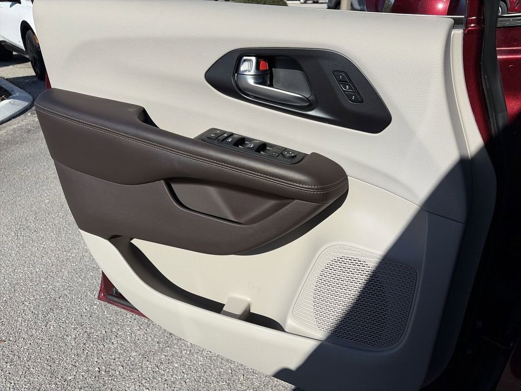 Used 2020 Chrysler Pacifica Touring-L image 27