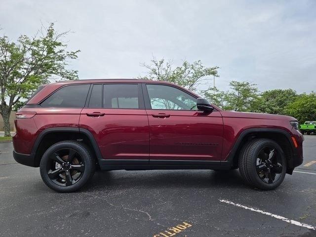 Used 2024 Jeep Grand Cherokee Altitude AWD/4WD image 24
