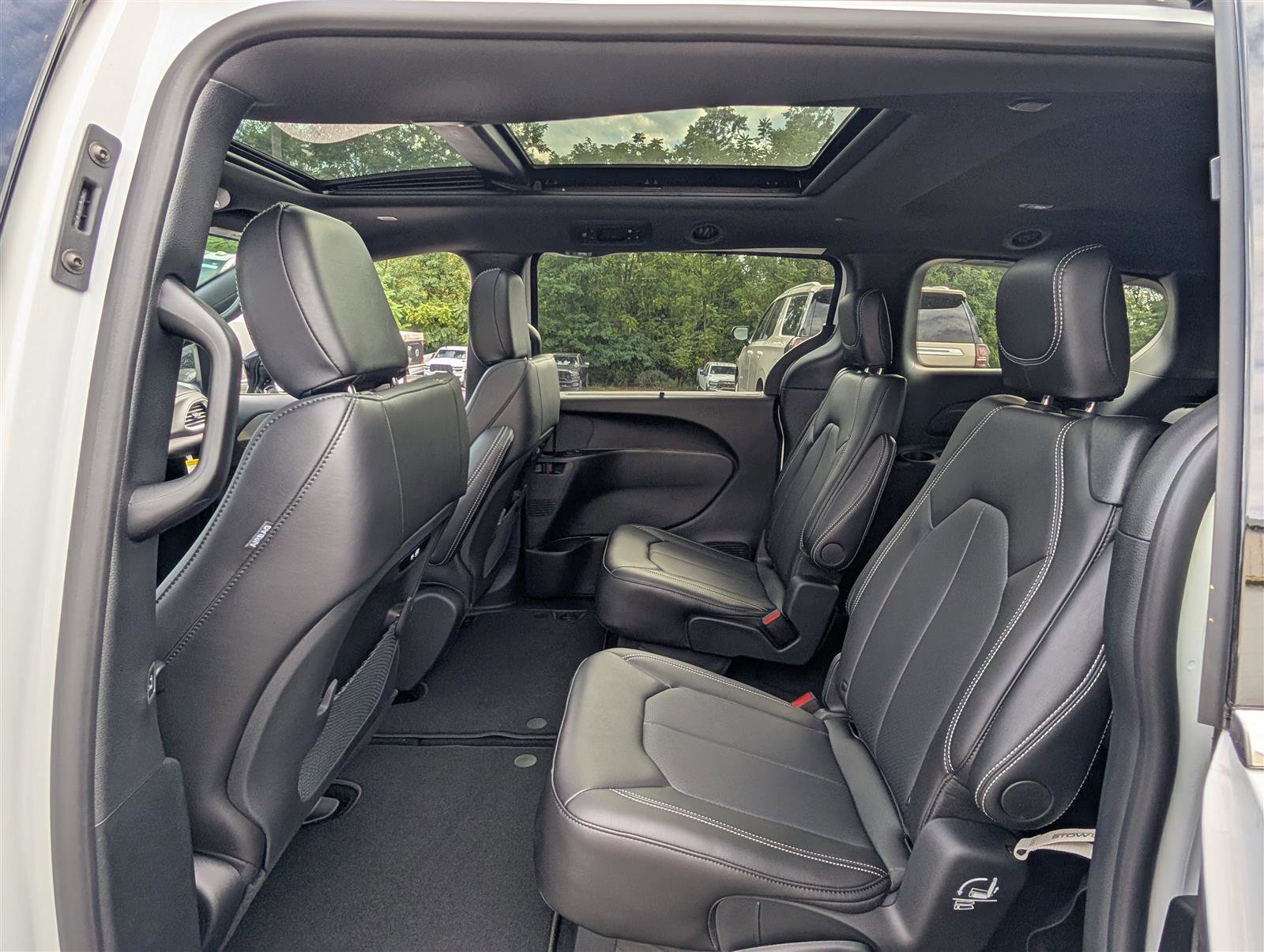 New 2026 Chrysler Pacifica Select image 10