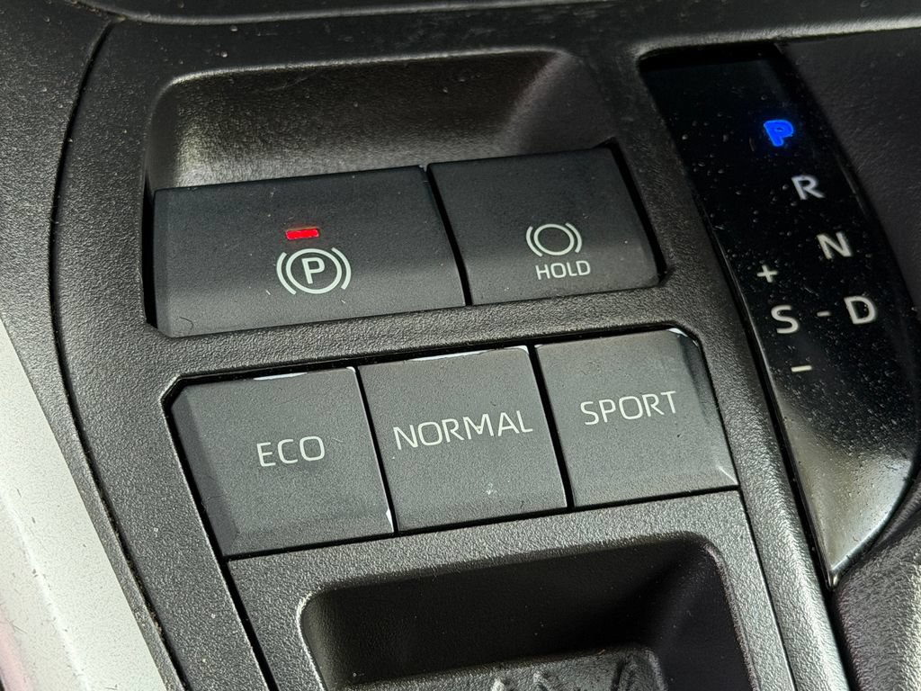 Used 2021 Toyota RAV4 LE FWD image 23