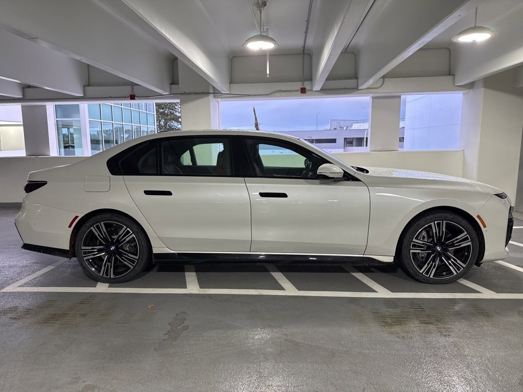 Used 2023 BMW i7 xDrive60 image 4