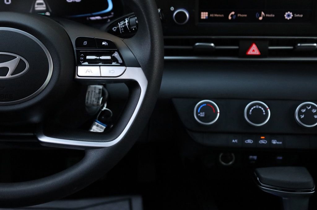 Used 2025 Hyundai Elantra SE w/ Cargo Package image 28