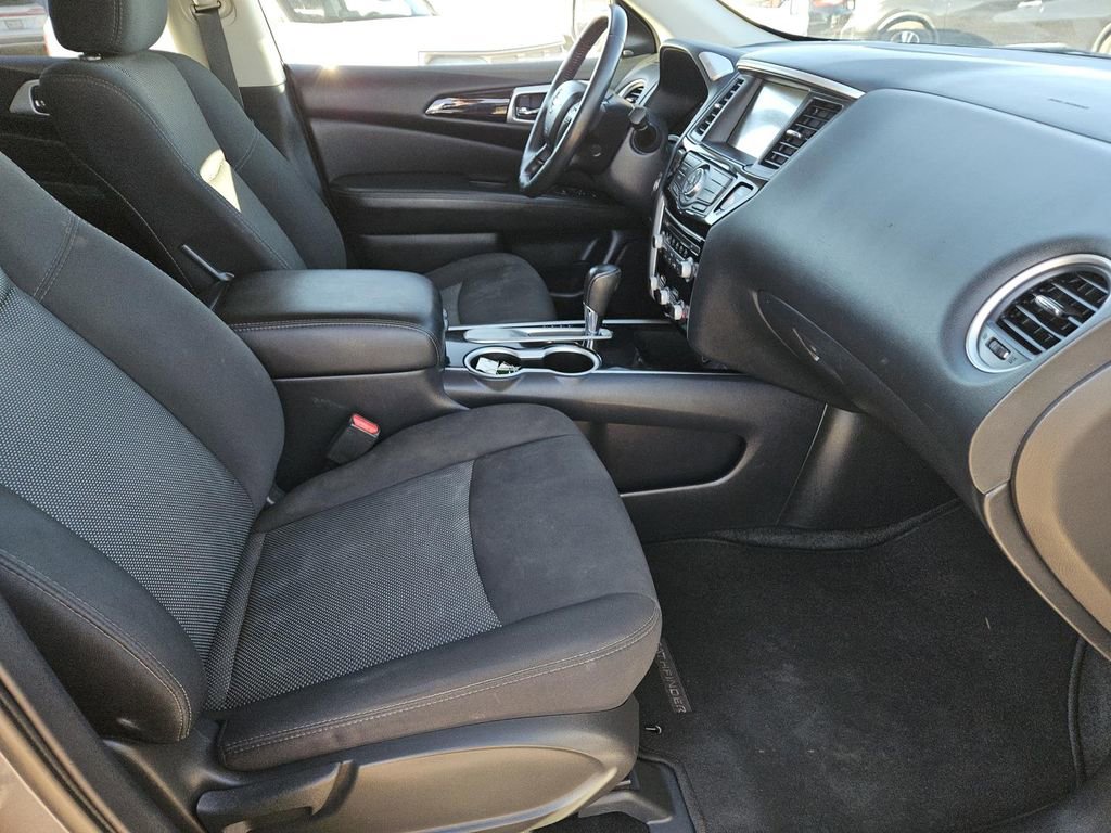 Used 2020 Nissan Pathfinder SV image 28