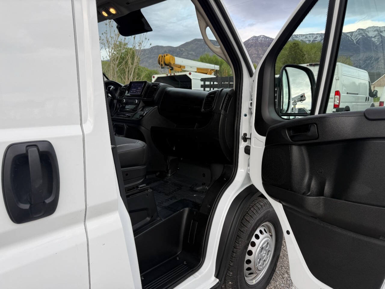 Used 2025 RAM ProMaster 2500 w/ Convenience Group FWD image 17