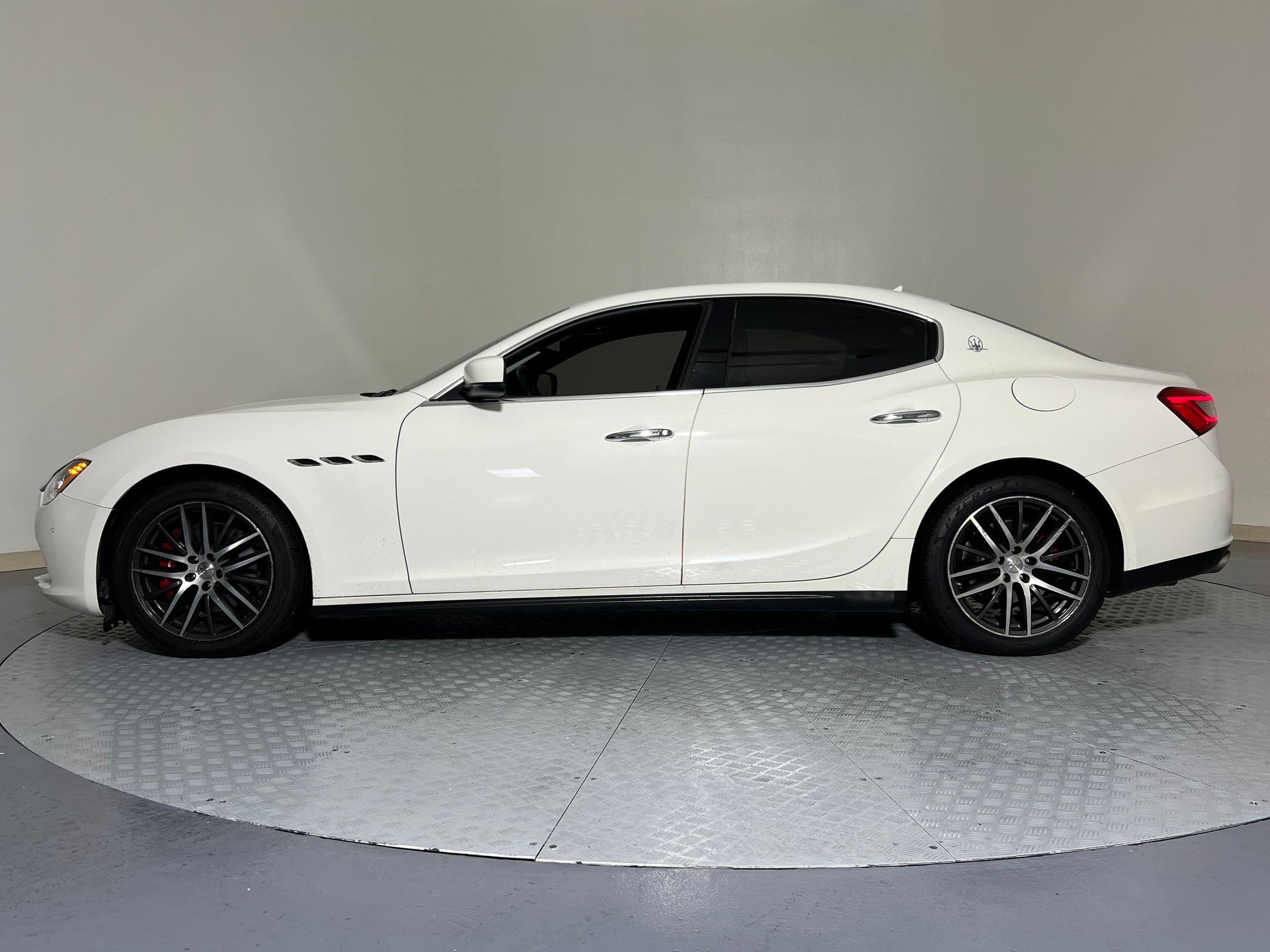 Used 2016 Maserati Ghibli image 2