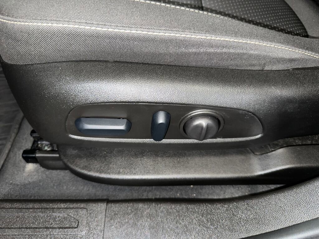 Certified 2023 GMC Acadia SLE w/ Driver Convenience Package image 3