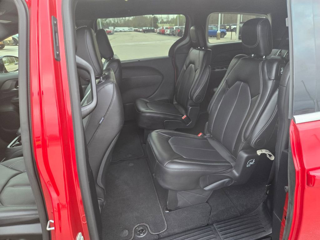 Used 2025 Chrysler Pacifica Select image 8