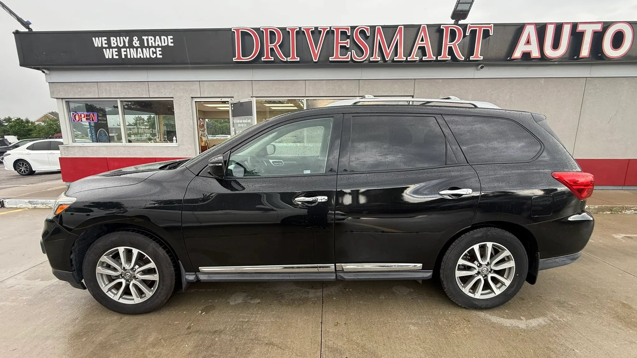 Used 2018 Nissan Pathfinder Platinum w/ Cargo Package FWD image 5