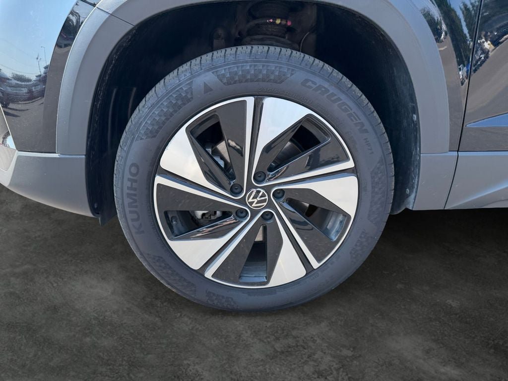 Used 2025 Volkswagen Taos SE AWD/4WD image 4