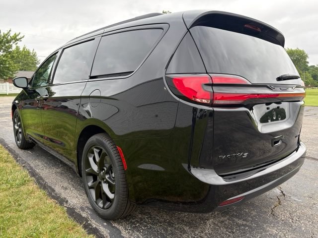 New 2027 Chrysler Pacifica Limited FWD image 2