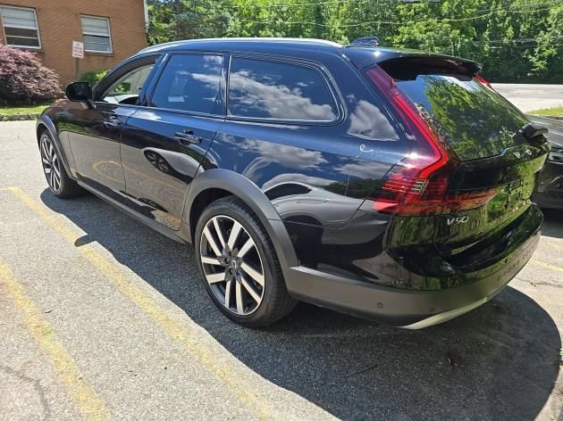 Used 2025 Volvo V90 B6 Cross Country Ultra AWD/4WD image 3