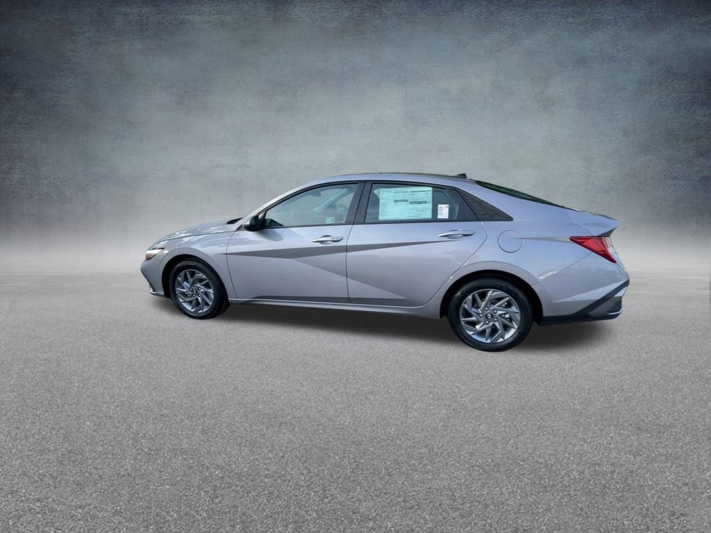 Used 2025 Hyundai Elantra Blue image 15