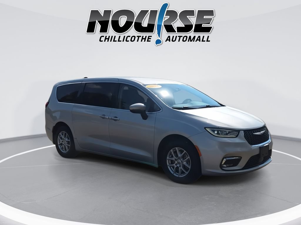 Used 2023 Chrysler Pacifica Touring-L FWD image 2