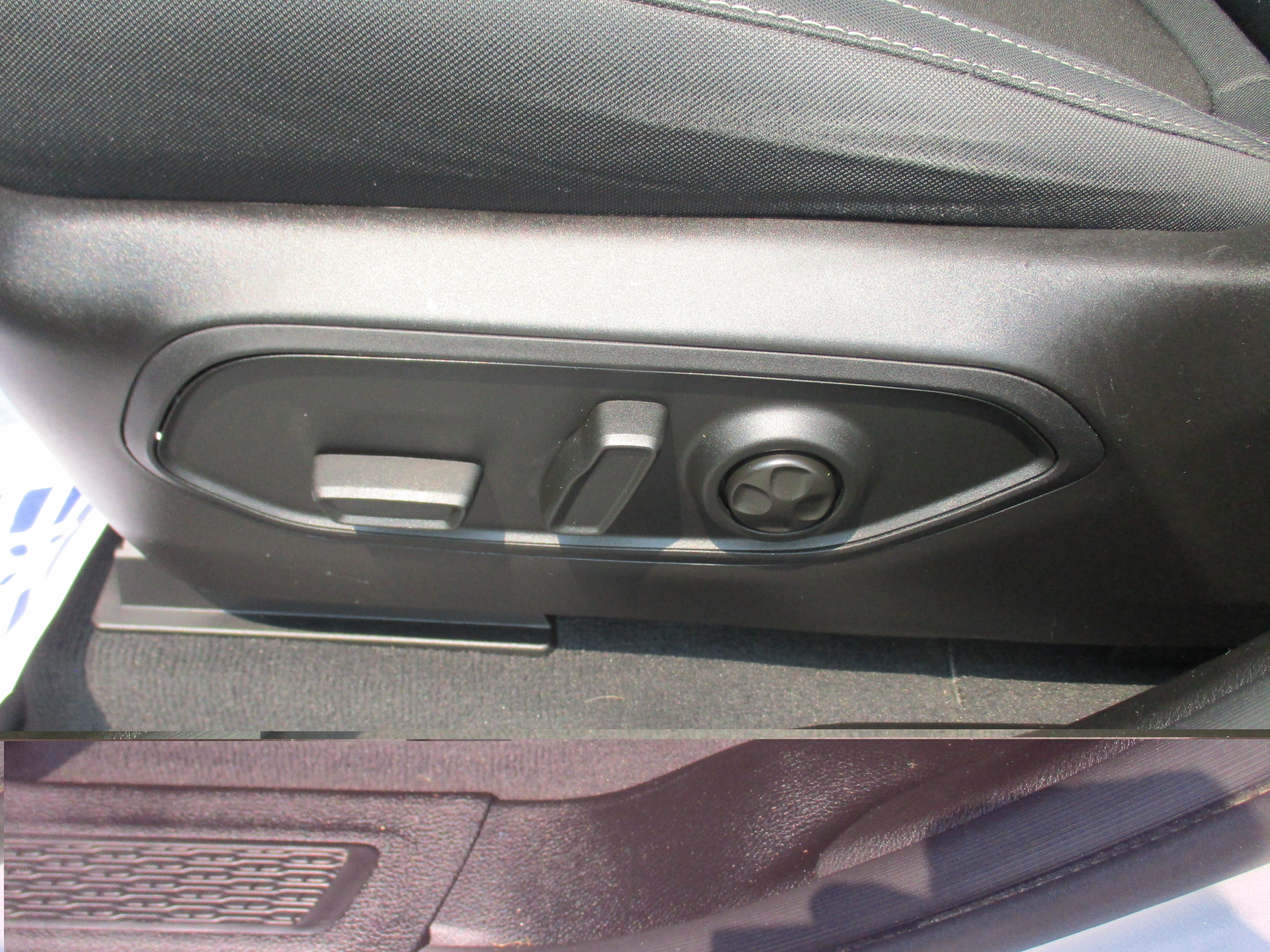 Certified 2023 Jeep Grand Cherokee Laredo X AWD/4WD image 17