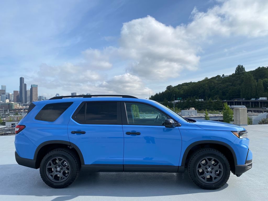 Used 2025 Honda Pilot TrailSport image 2