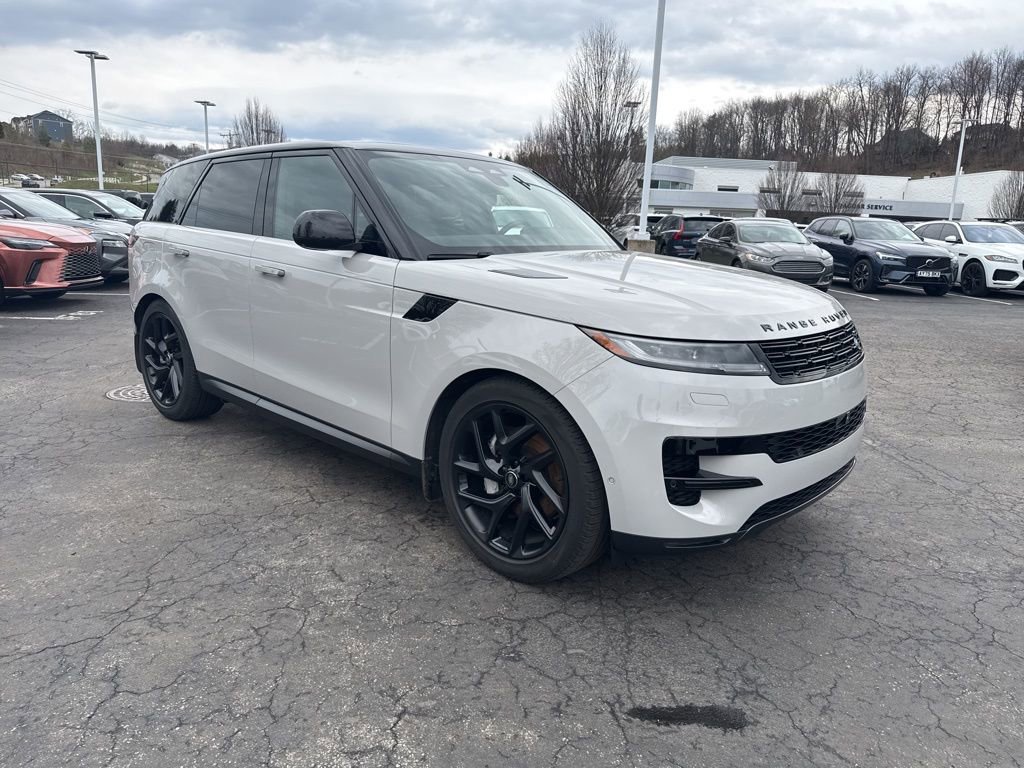 Used 2025 Land Rover Range Rover Sport SE image 5