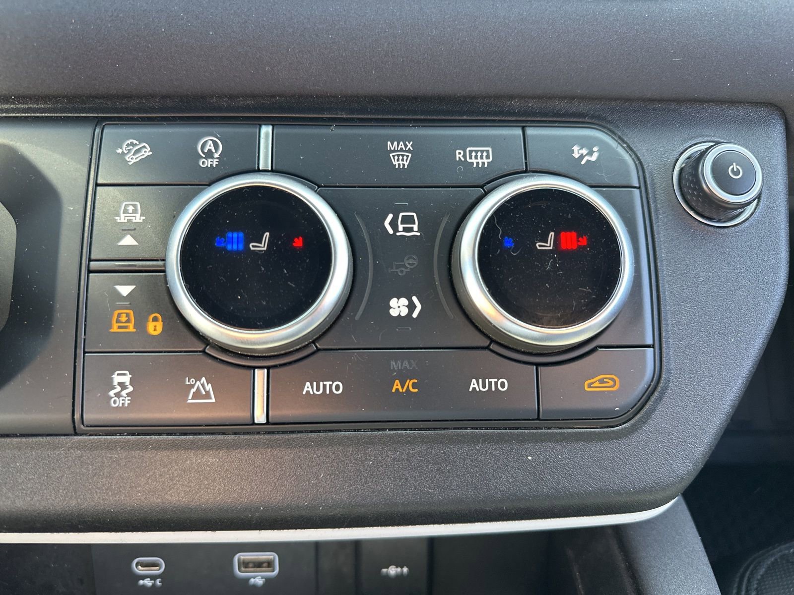 Used 2023 Land Rover Defender 130 X-Dynamic SE image 18