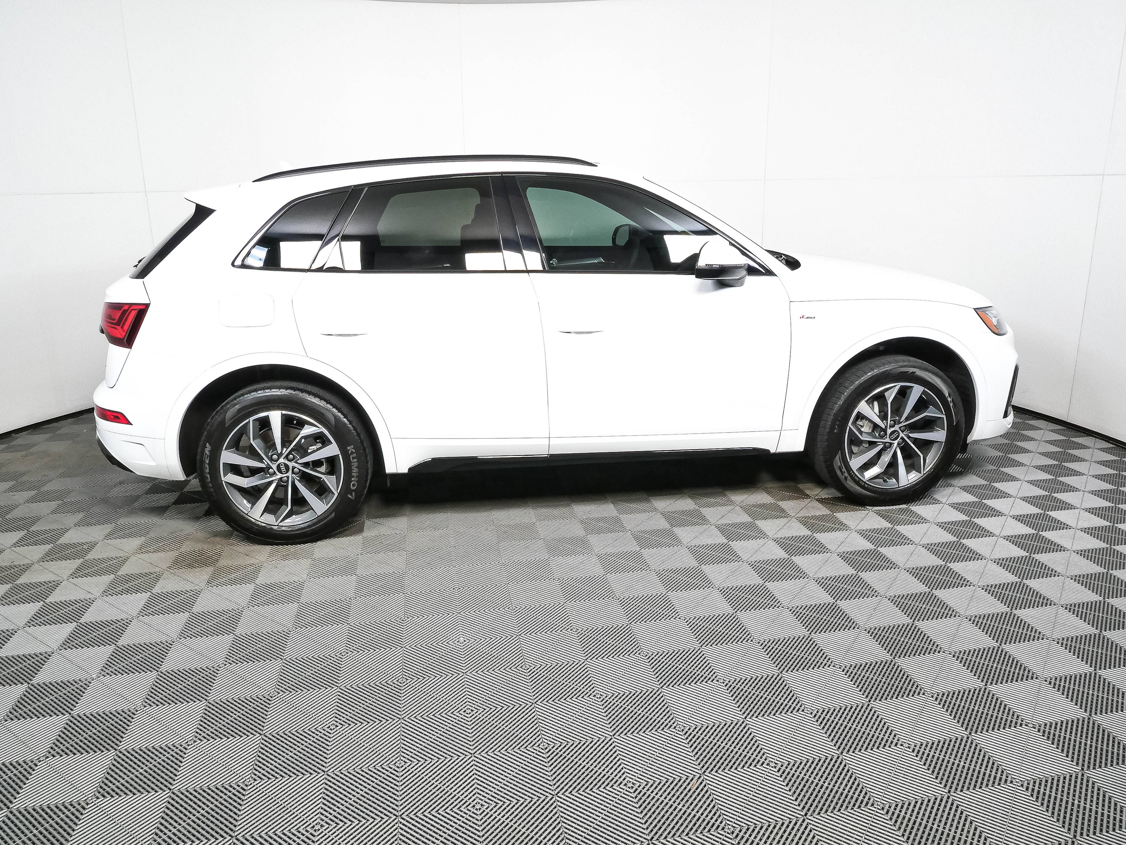 Used 2024 Audi Q5 2.0T Premium w/ Summer of Audi Package AWD/4WD image 2